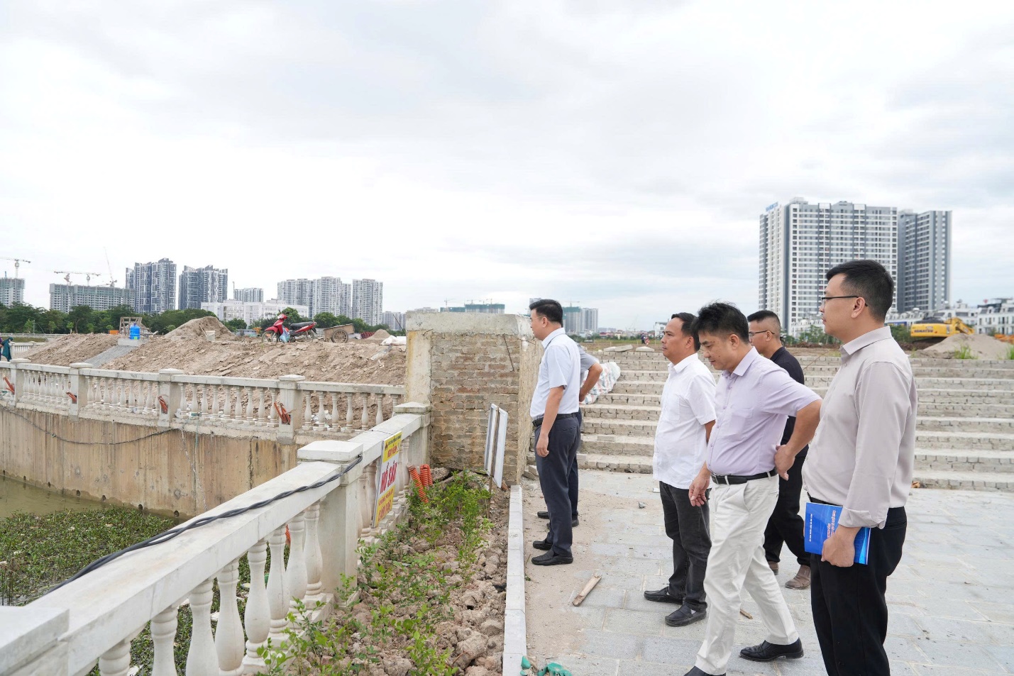 Đồng chí Chủ tịch UBND xã kiểm tra hiện trường các dự án đang thi công trên địa bàn xã Gia Lâm- Ảnh 1.
