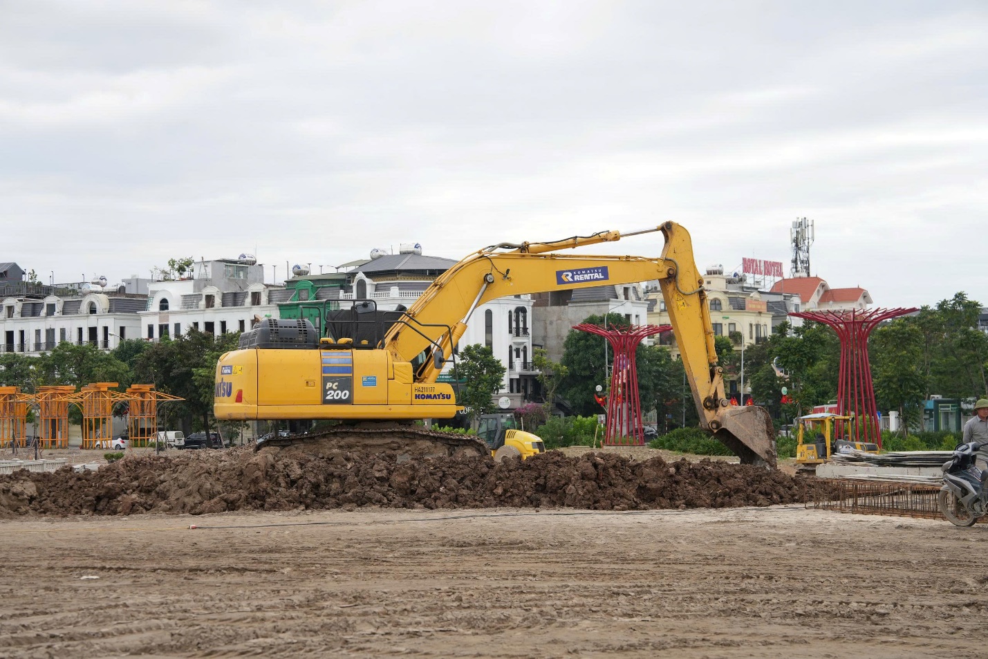 Đồng chí Chủ tịch UBND xã kiểm tra hiện trường các dự án đang thi công trên địa bàn xã Gia Lâm- Ảnh 2.