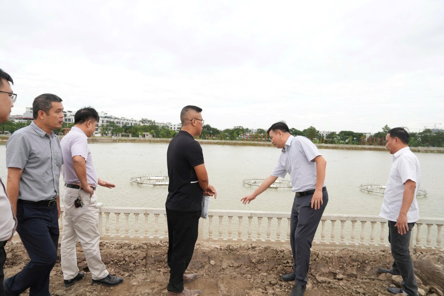 Đồng chí Chủ tịch UBND xã kiểm tra hiện trường các dự án đang thi công trên địa bàn xã Gia Lâm- Ảnh 3.