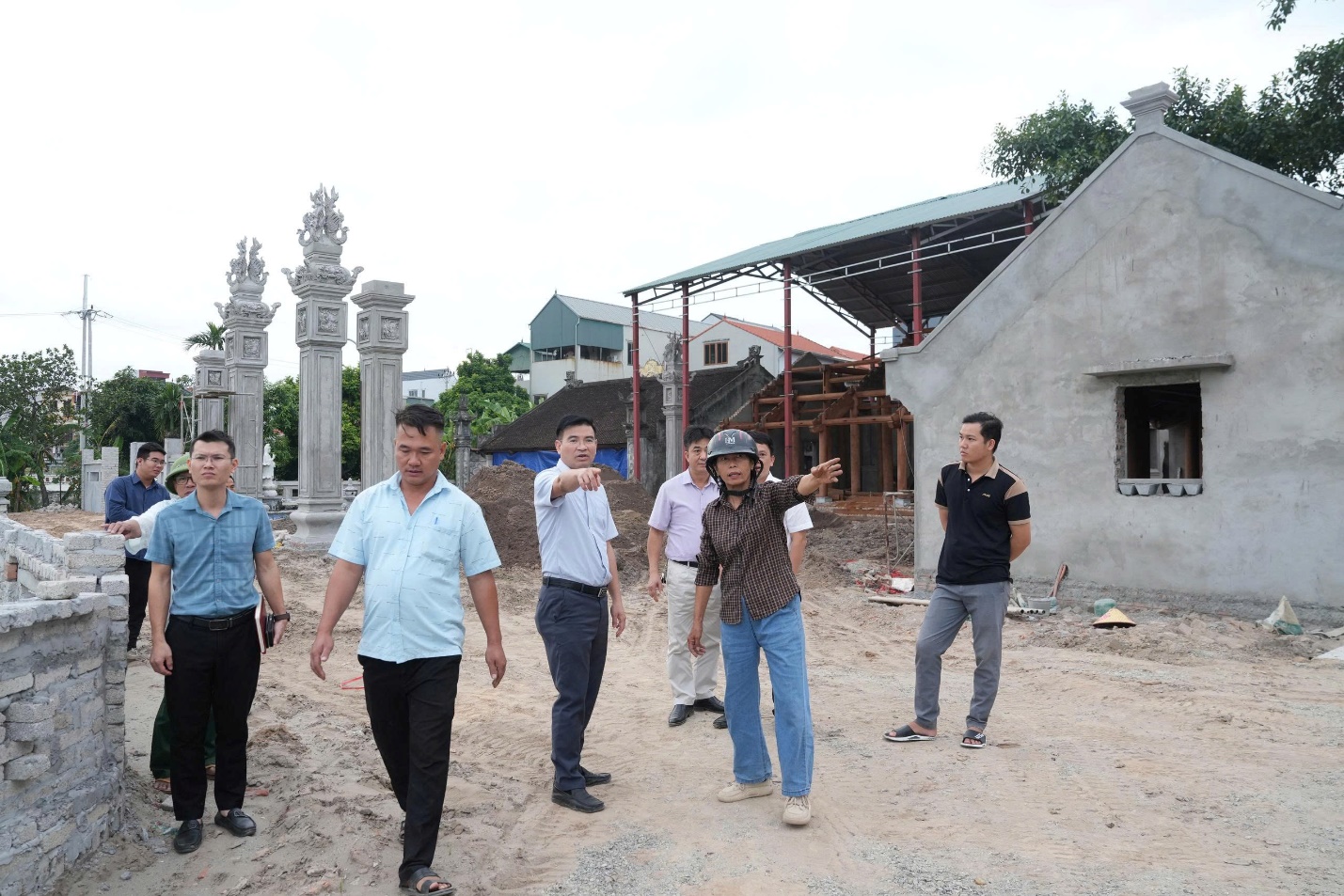 Đồng chí Chủ tịch UBND xã kiểm tra hiện trường các dự án đang thi công trên địa bàn xã Gia Lâm- Ảnh 4.