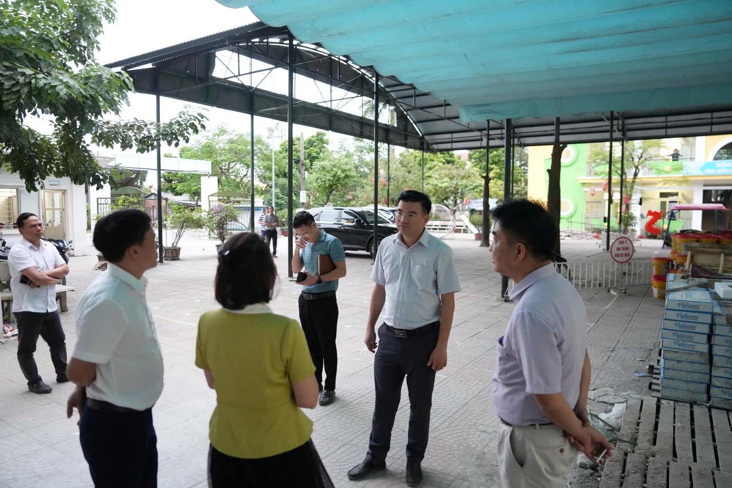 Đồng chí Chủ tịch UBND xã kiểm tra hiện trường các dự án đang thi công trên địa bàn xã Gia Lâm- Ảnh 5.