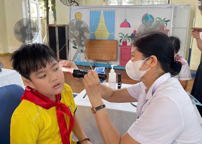 Theo dõi sức khỏe học sinh, phát hiện sớm, điều trị kịp thời các trường hợp mắc bệnh- Ảnh 1.