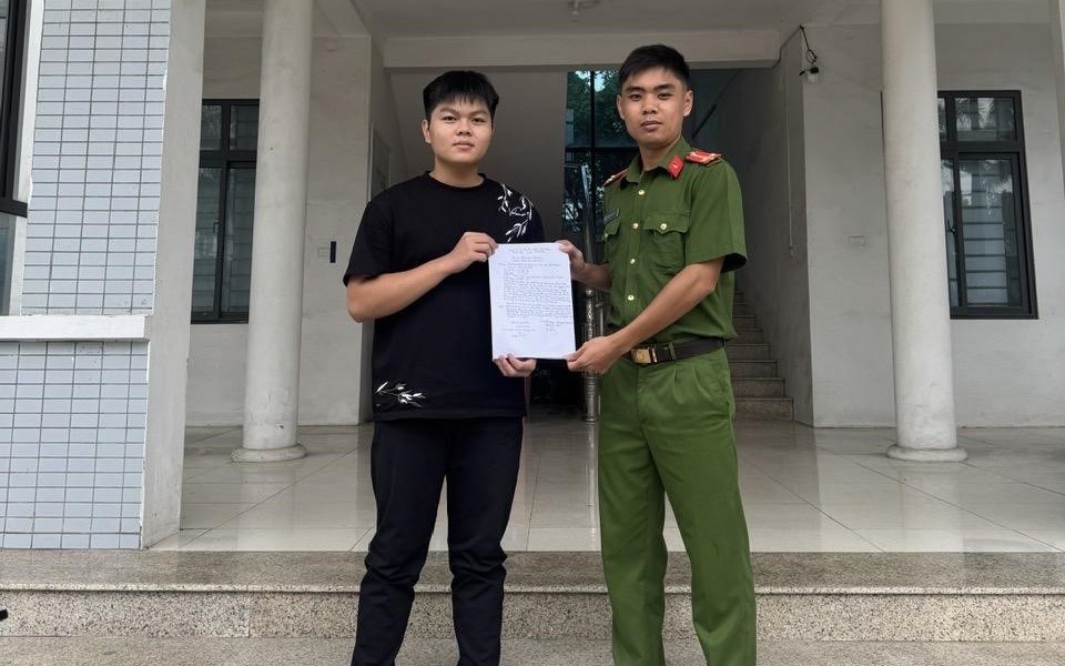Ảnh: Thanh niên Dư Ngọc Tú và đại diện Tổ CSKV tiếp nhận đơn xin tham gia NV CAND năm 2026