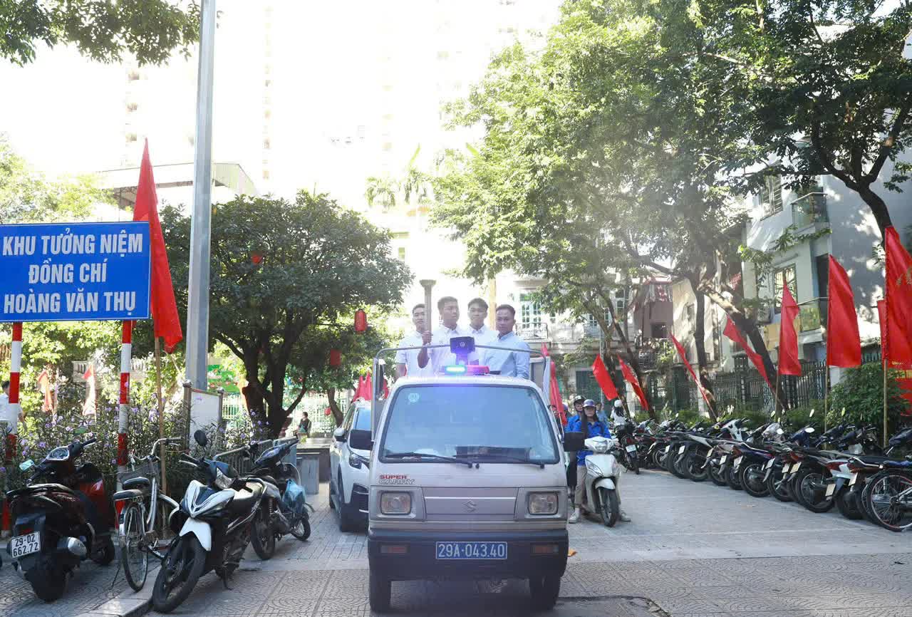 Phường Tương Mai tổ chức Lễ xin lửa và rước đuốc mở màn Đại hội Thể dục Thể thao lần thứ Nhất năm 2025- Ảnh 2.