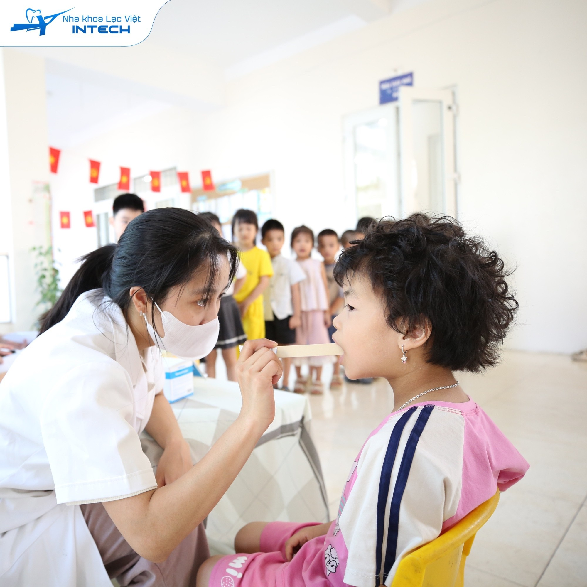 TRƯỜNG MẦM NON SAO MAI PHỐI HỢP NHA KHOA LẠC VIỆT INTECH KIDS TỔ CHỨC CHƯƠNG TRÌNH
"HÀNH TRÌNH NỤ CƯỜI LẠC VIỆT"- Ảnh 2.
