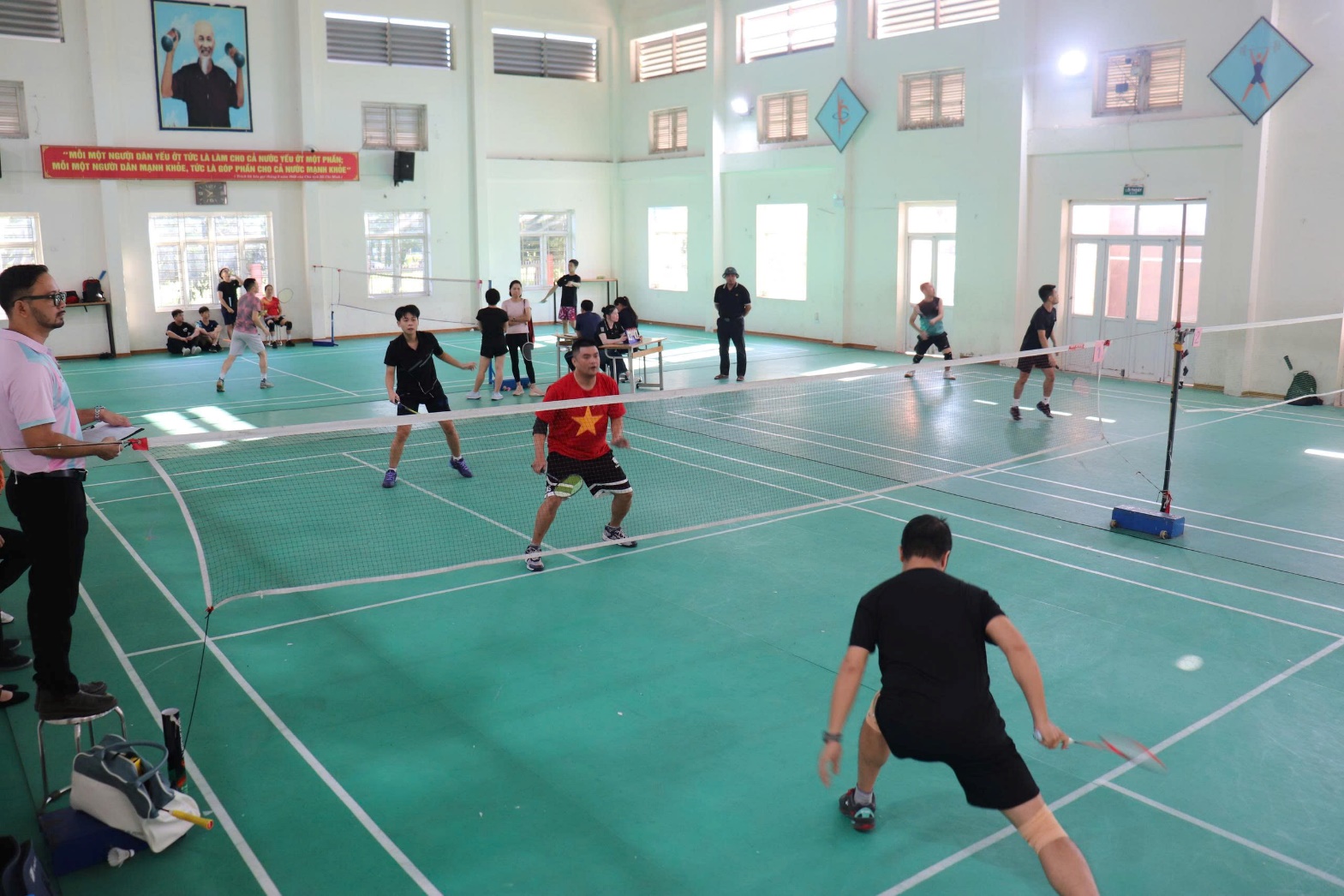 People playing volleyball in a gym  AI-generated content may be incorrect.