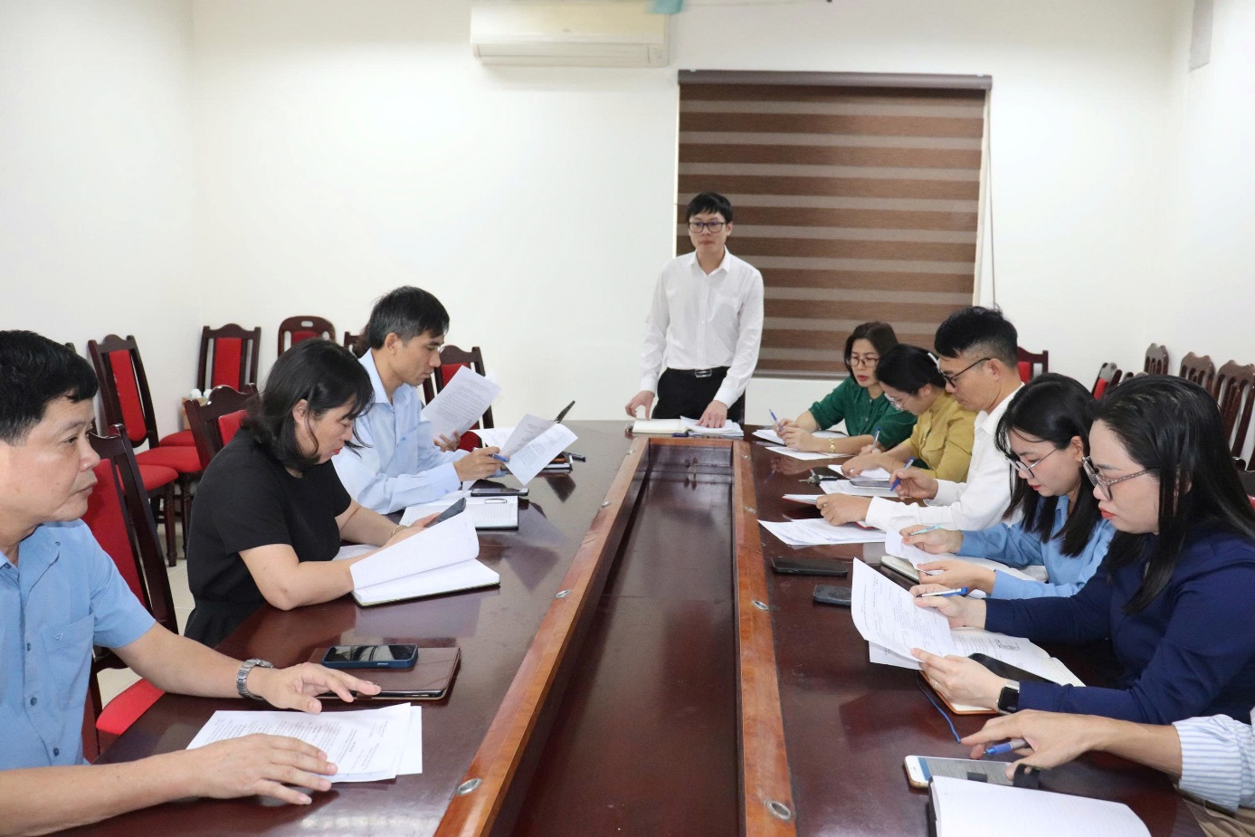 Ảnh có chứa trang phục, người, trong nhà, Học tập  Nội dung do AI tạo ra có thể không chính xác.