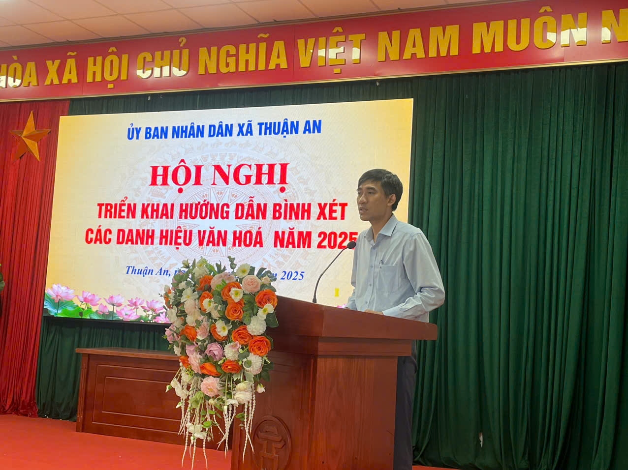 Ảnh có chứa văn bản, hoa, trong nhà, trang phục  Nội dung do AI tạo ra có thể không chính xác.