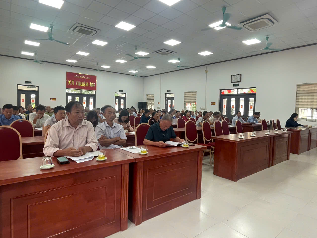 Ảnh có chứa trong nhà, đồ đạc, tường, bàn làm việc  Nội dung do AI tạo ra có thể không chính xác.