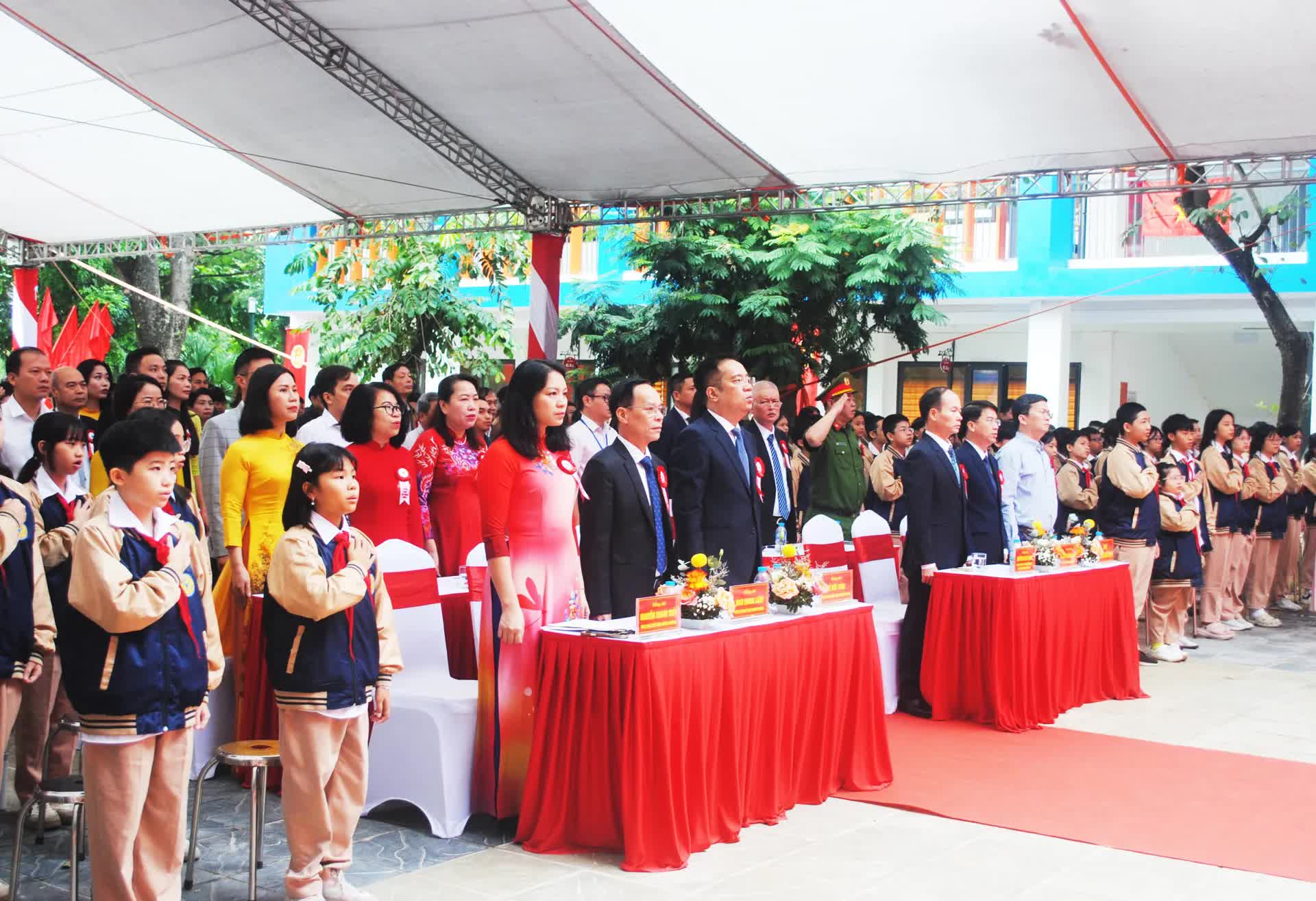 Phường Việt Hưng- gắn biển công trình chào mừng thành công Đại hội Đảng bộ thành phố Hà Nội- Ảnh 1.