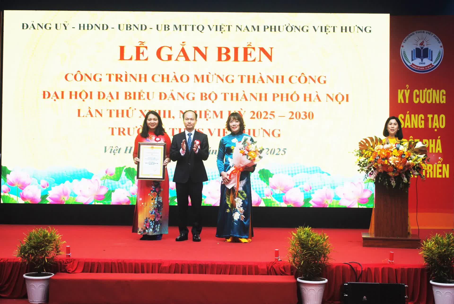 Phường Việt Hưng- gắn biển công trình chào mừng thành công Đại hội Đảng bộ thành phố Hà Nội- Ảnh 2.