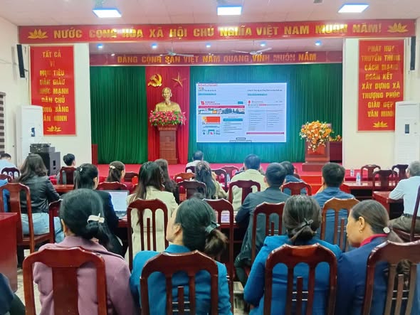 Đảng ủy xã Thượng Phúc tham dự hội nghị trực tuyến tập huấn một số thủ tục hành chính của Đảng trên môi trường điện tử- Ảnh 1.