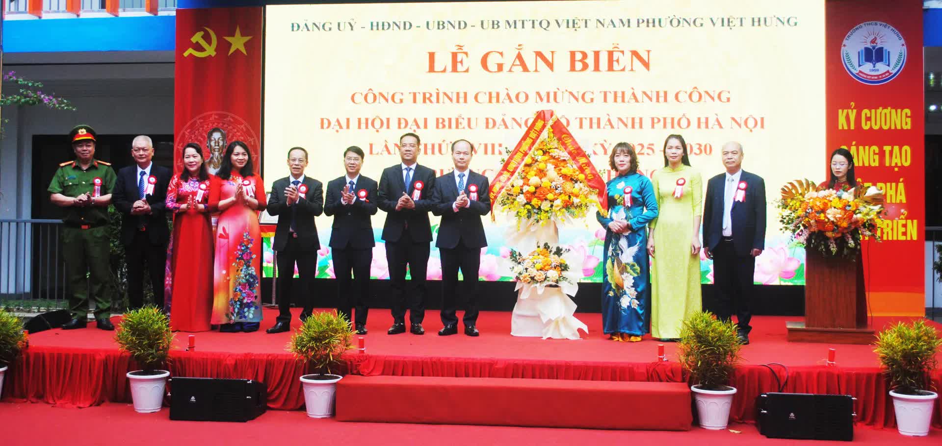 Phường Việt Hưng- gắn biển công trình chào mừng thành công Đại hội Đảng bộ thành phố Hà Nội- Ảnh 3.