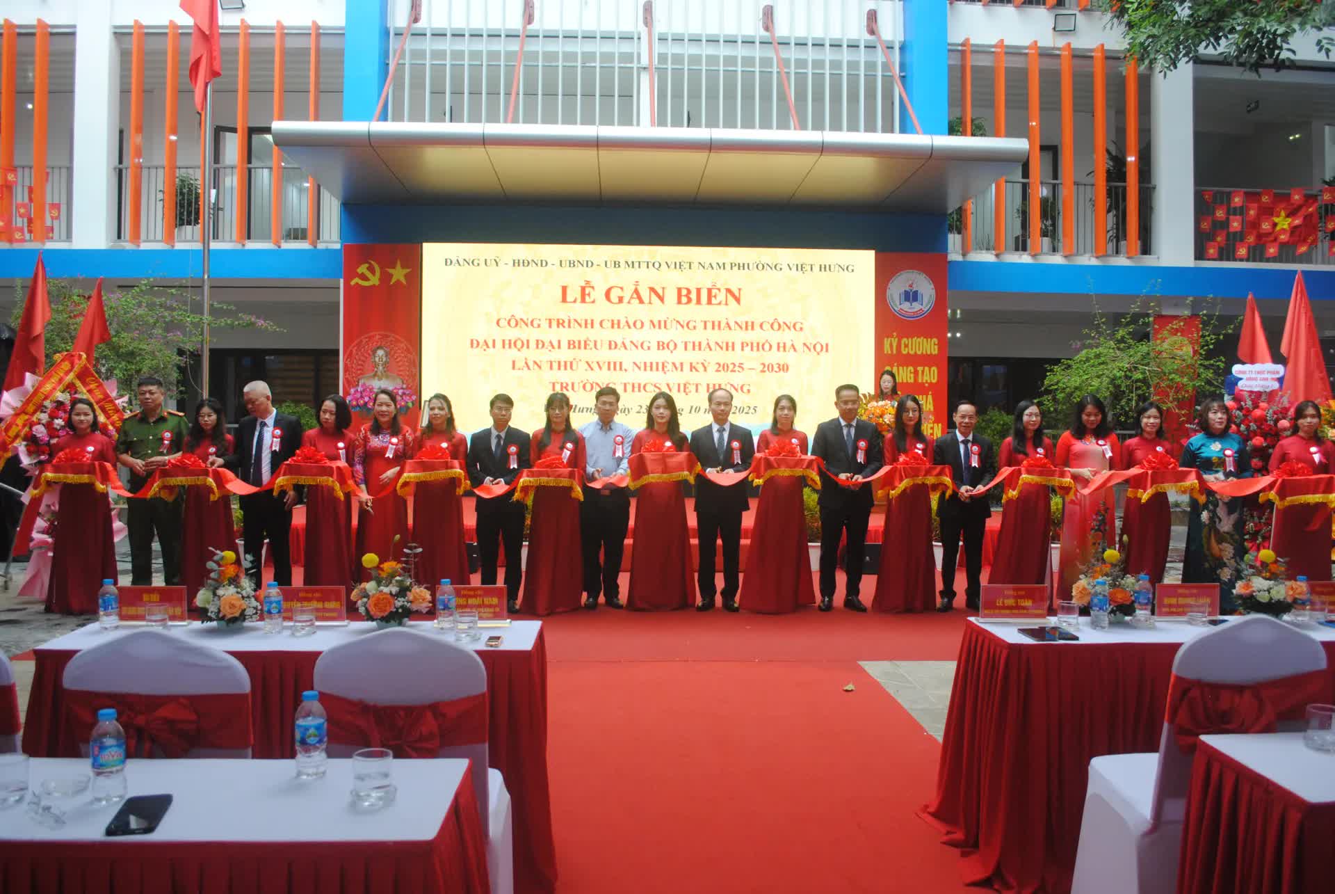 Phường Việt Hưng- gắn biển công trình chào mừng thành công Đại hội Đảng bộ thành phố Hà Nội- Ảnh 4.