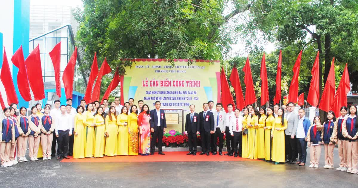 Phường Việt Hưng- gắn biển công trình chào mừng thành công Đại hội Đảng bộ thành phố Hà Nội