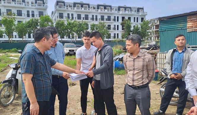 Đồng chí Nguyễn Hoàng Trường - Thành uỷ viên, Bí thư Đảng uỷ, Chủ tịch HĐND xã Hoài Đức đi kiểm tra khảo sát thực tế một số công trình, dự án trên địa bàn.- Ảnh 2.