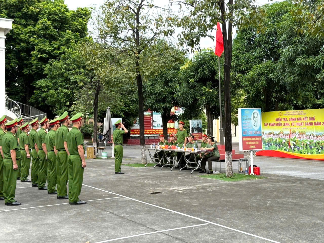 Công an phường Hoàng Mai tổ chức kiểm tra, đánh giá kết quả tập huấn điều lệnh, quân sự, võ thuật năm 2025 - Ảnh 1.
