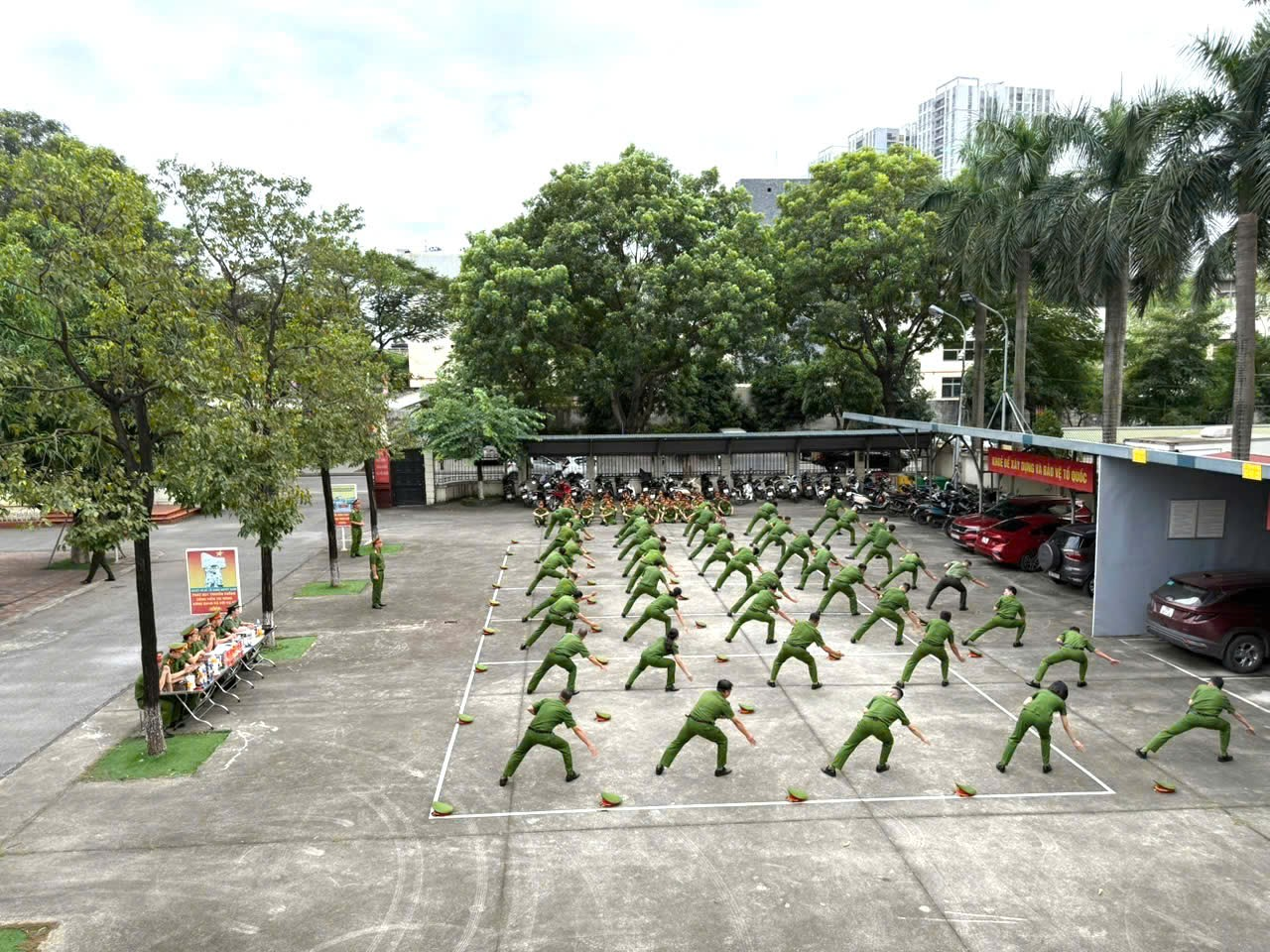 Công an phường Hoàng Mai tổ chức kiểm tra, đánh giá kết quả tập huấn điều lệnh, quân sự, võ thuật năm 2025 - Ảnh 2.