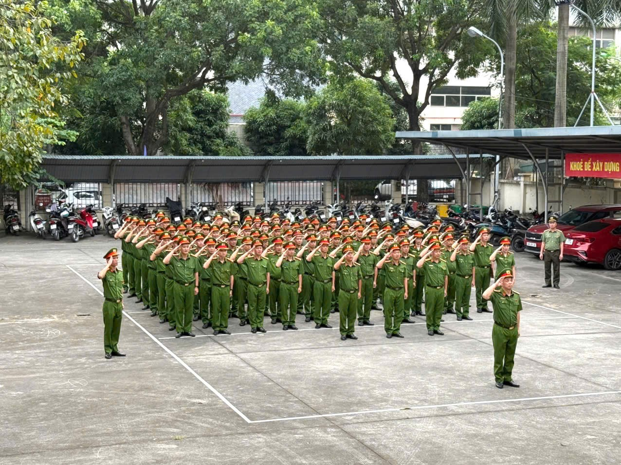 Công an phường Hoàng Mai tổ chức kiểm tra, đánh giá kết quả tập huấn điều lệnh, quân sự, võ thuật năm 2025 - Ảnh 4.