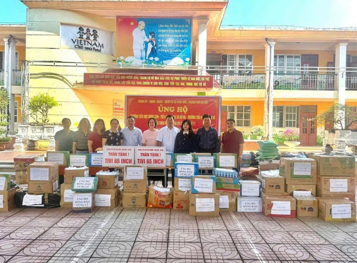 Đoàn số 2 Đảng uỷ - HĐND – UBND – UB MTTQ xã Hoài Đức tặng quà các trường học và nhân dân xã Bố Hạ, tỉnh Bắc Ninh bị ảnh hưởng nặng nề sau cơn bão số 10 và 11.- Ảnh 1.