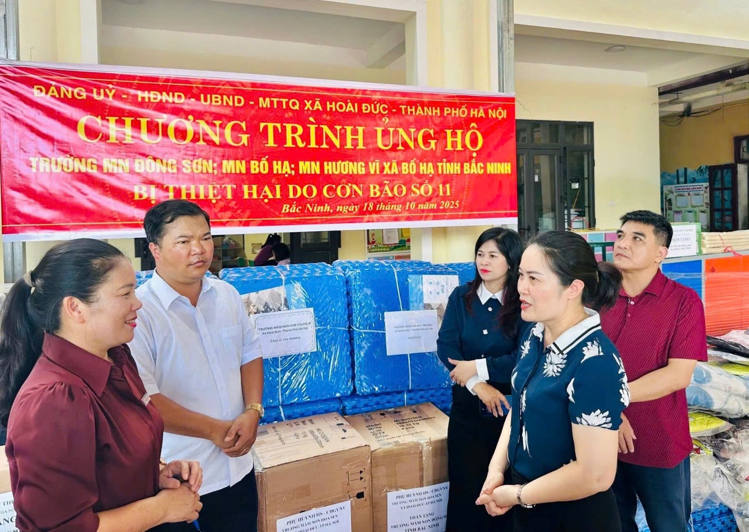 Đoàn số 2 Đảng uỷ - HĐND – UBND – UB MTTQ xã Hoài Đức tặng quà các trường học và nhân dân xã Bố Hạ, tỉnh Bắc Ninh bị ảnh hưởng nặng nề sau cơn bão số 10 và 11.- Ảnh 4.