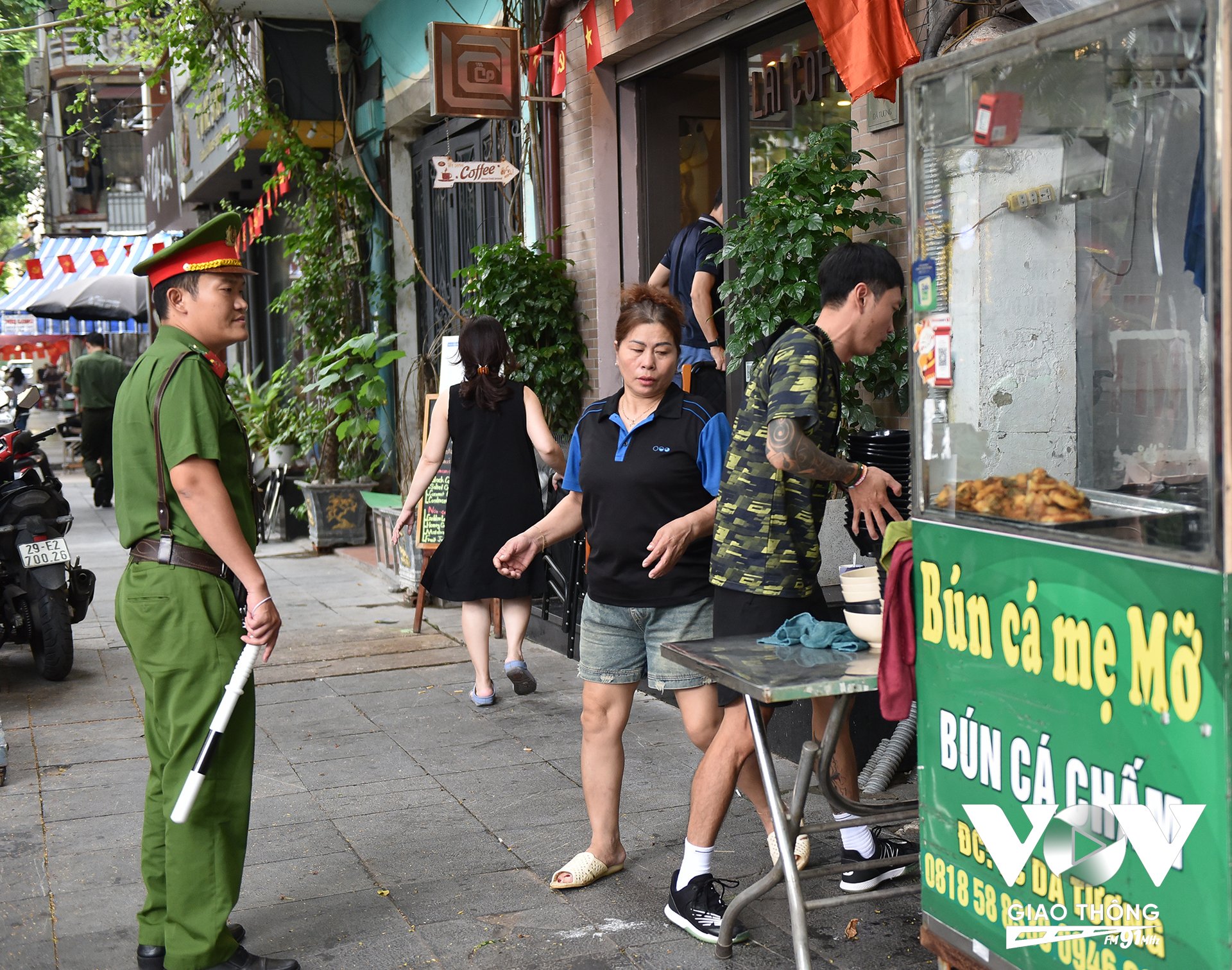Ban Chỉ đạo 197 phường Cửa Nam tăng cường xử lý trật tự đô thị- Ảnh 4.