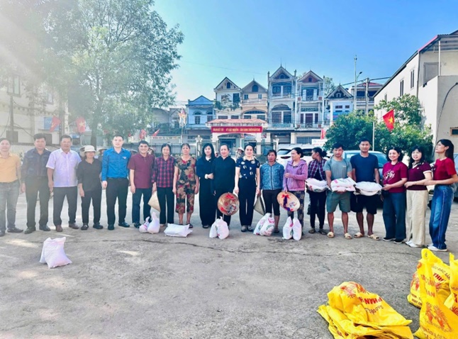 Đoàn số 2 Đảng uỷ - HĐND – UBND – UB MTTQ xã Hoài Đức tặng quà các trường học và nhân dân xã Bố Hạ, tỉnh Bắc Ninh bị ảnh hưởng nặng nề sau cơn bão số 10 và 11.- Ảnh 3.