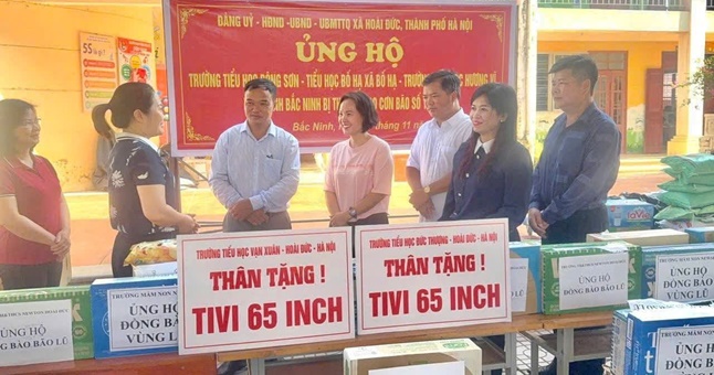 Đoàn số 2 Đảng uỷ - HĐND – UBND – UB MTTQ xã Hoài Đức tặng quà các trường học và nhân dân xã Bố Hạ, tỉnh Bắc Ninh bị ảnh hưởng nặng nề sau cơn bão số 10 và 11.- Ảnh 5.