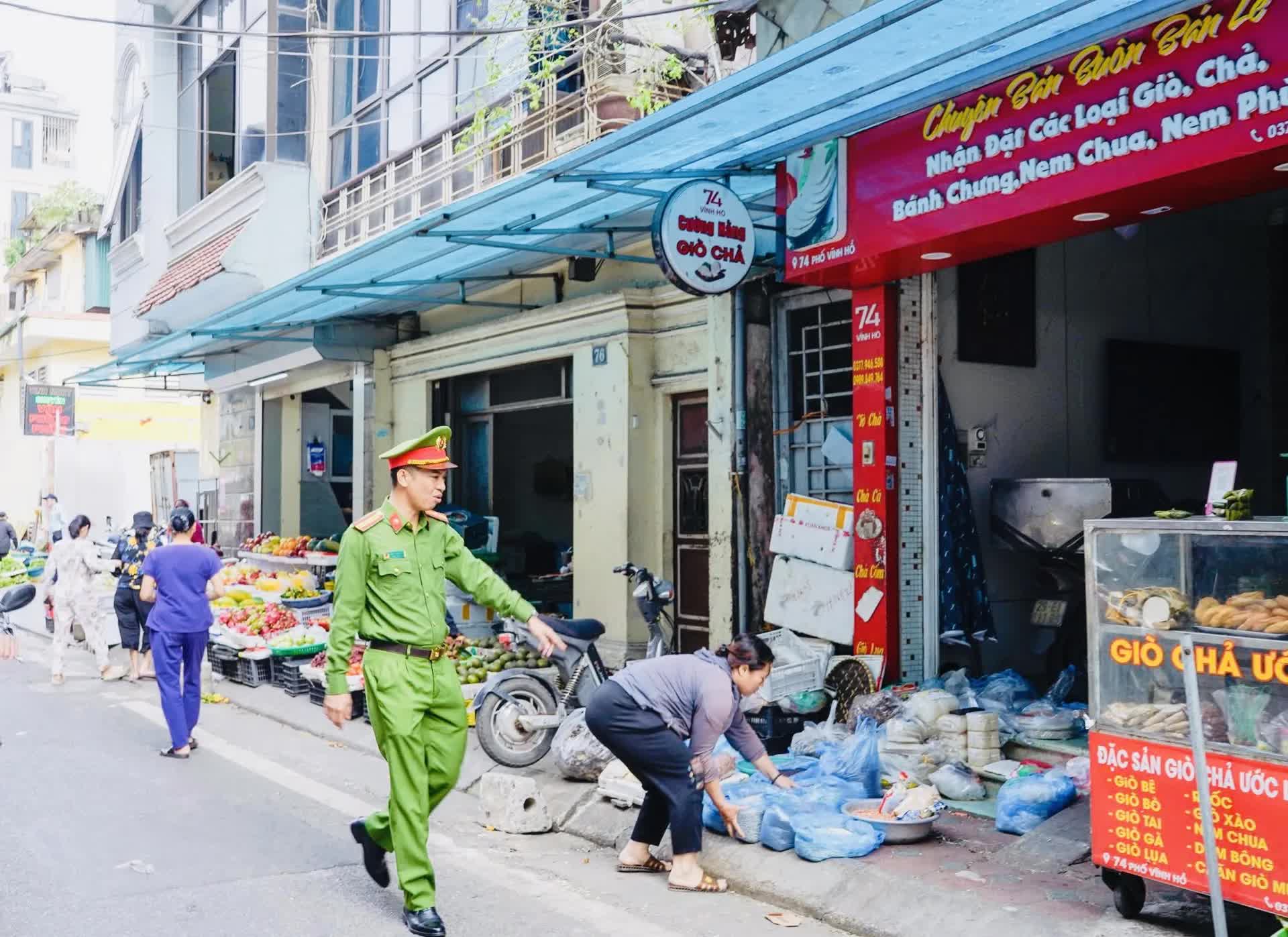 Công an phường Đống Đa quyết tâm lập lại trật tự đô thị tại các tuyến phố- Ảnh 3.