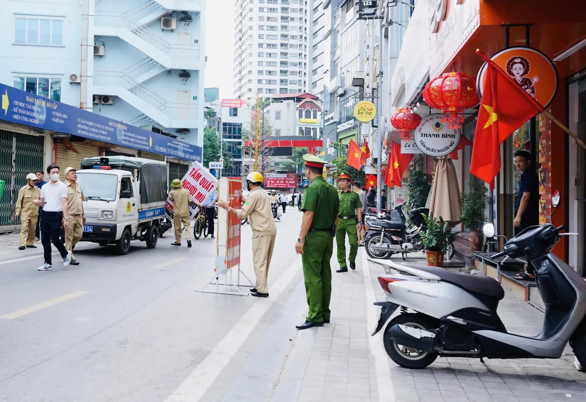 Công an phường Đống Đa quyết tâm lập lại trật tự đô thị tại các tuyến phố- Ảnh 2.