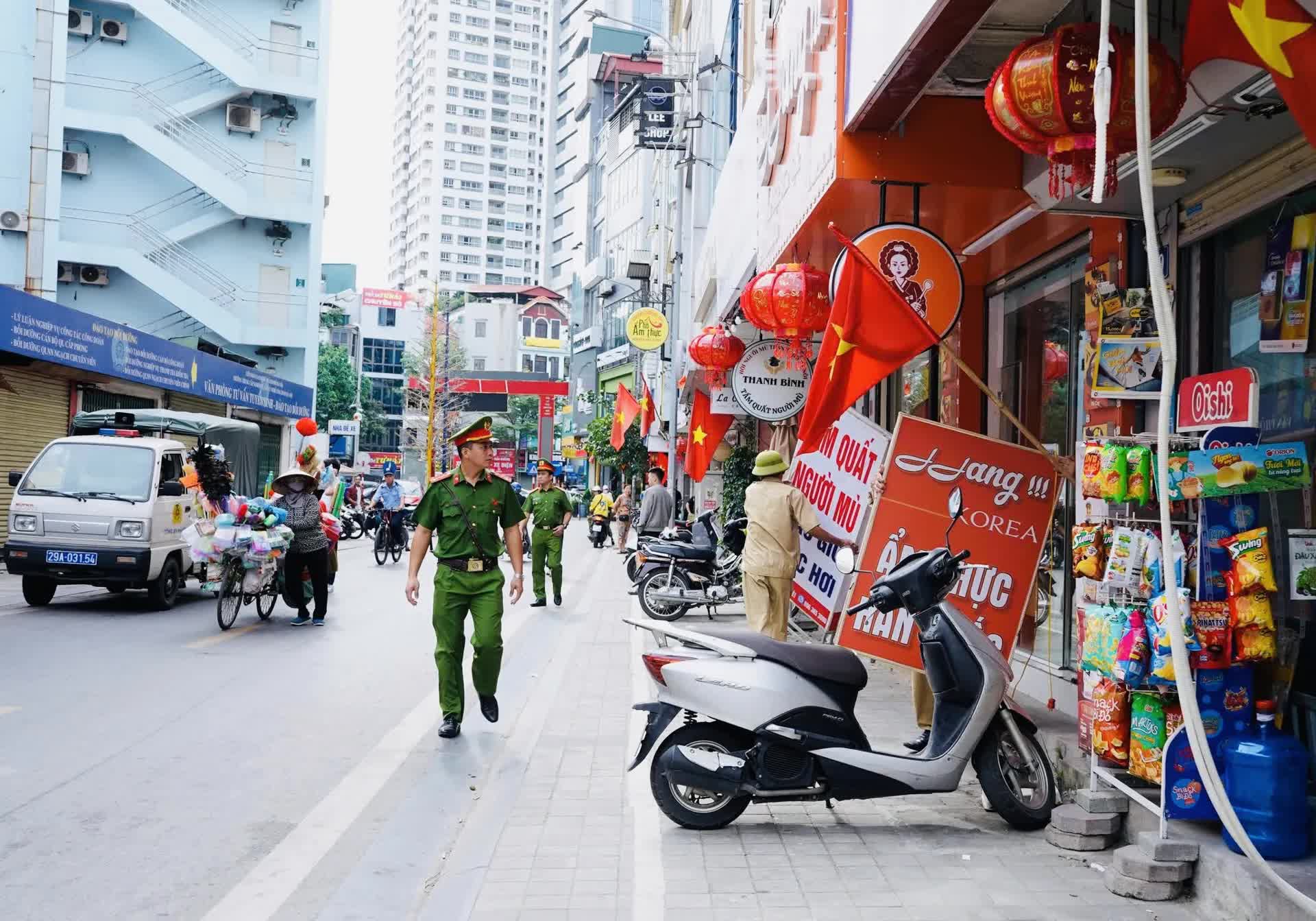 Công an phường Đống Đa quyết tâm lập lại trật tự đô thị tại các tuyến phố- Ảnh 1.