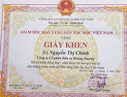      Chị Nguyễn Thị Chính - hội viên phụ nữ thôn Đoài, xã Vĩnh Thanh, Thành phố Hà Nội - Nhân viên Công ty Cổ phần Đầu tư Hoàng Dương là một bông hoa đẹp trong rừng hoa người tốt việc tốt.- Ảnh 2.