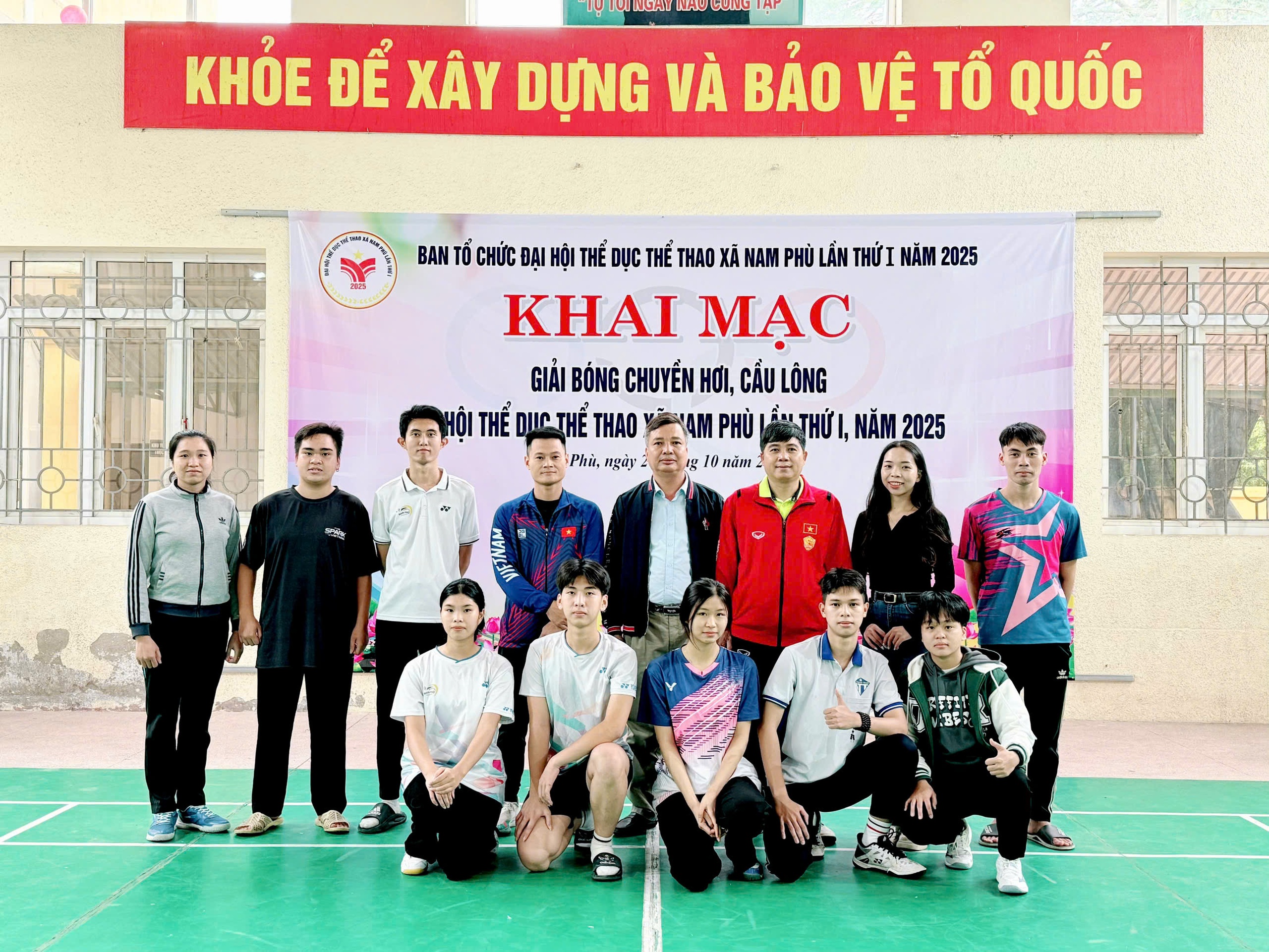 Sôi nổi thi đấu môn cầu lông trong khuôn khổ Đại hội Thể dục Thể thao xã Nam Phù lần thứ Nhất 