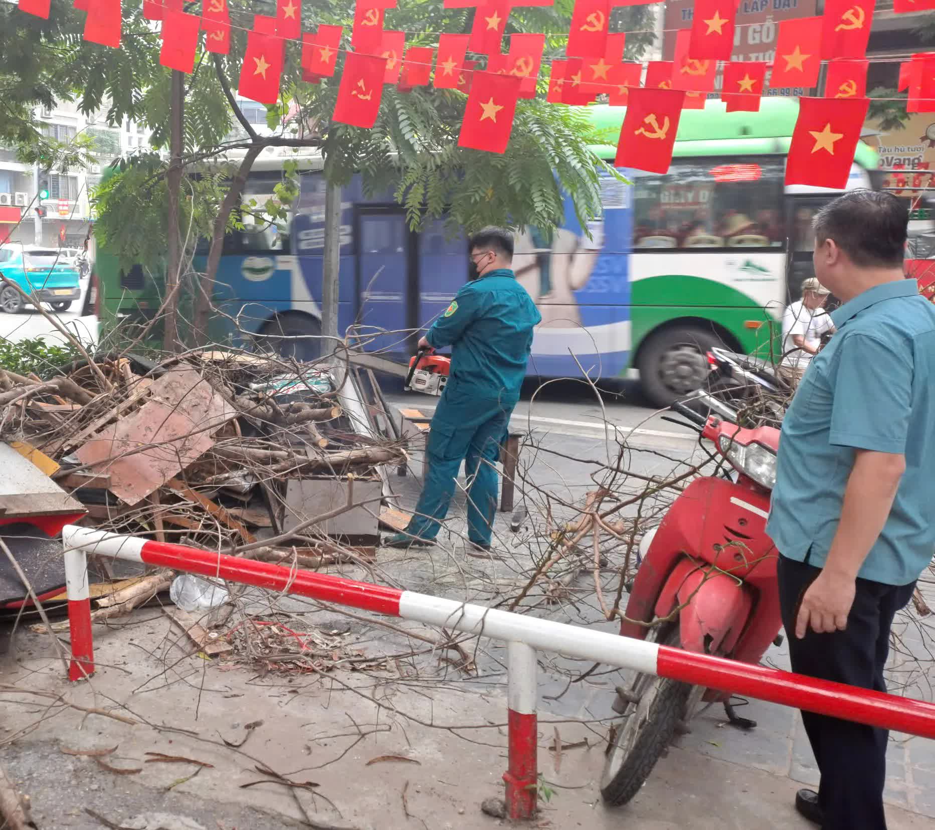 Phường Bạch Mai nỗ lực đưa Công viên Võ Thị Sáu trở nên sạch đẹp, phục vụ người dân- Ảnh 4.