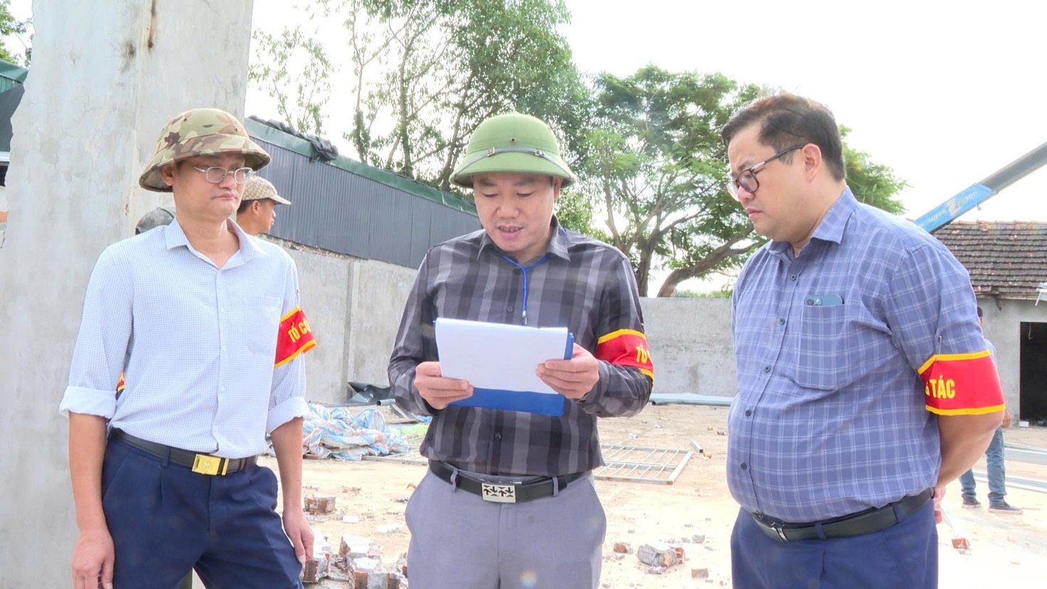 UBND xã Hoài Đức tổ chức cưỡng chế 4 trường hợp vi phạm pháp luật đất đai tại xã Đức Thượng (cũ)- Ảnh 1.