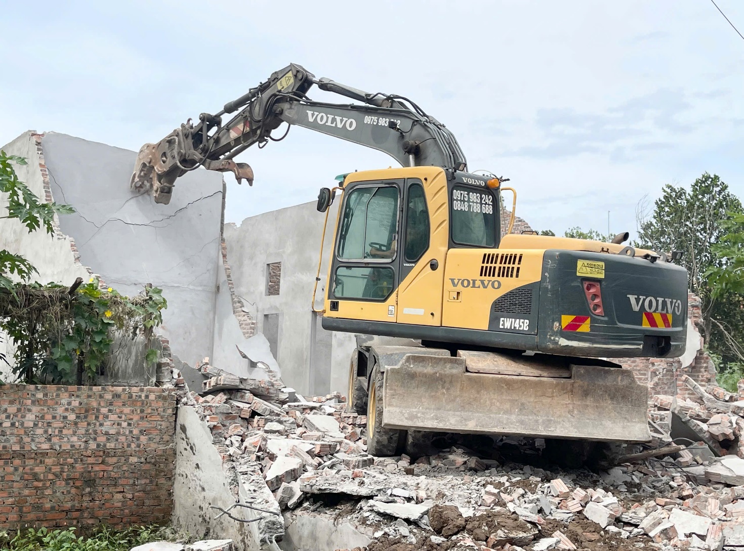 UBND xã Hoài Đức tổ chức cưỡng chế 4 trường hợp vi phạm pháp luật đất đai tại xã Đức Thượng (cũ)- Ảnh 4.