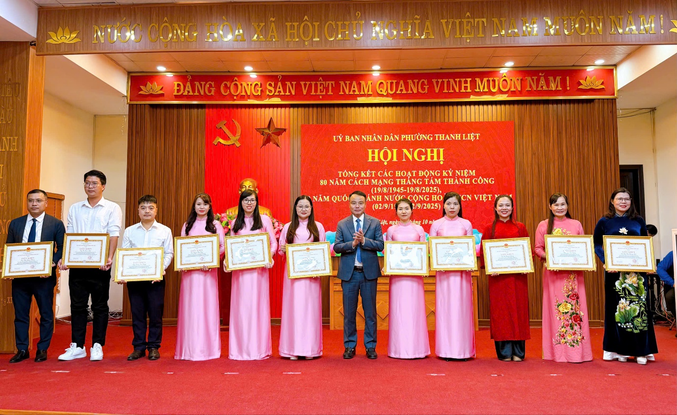 Phường Thanh Liệt: Khen thưởng 6 tập thể, 78 cá nhân có thành tích xuất sắc trong dịp kỷ niệm 80 năm Cách mạng tháng và Quốc khánh 2/9- Ảnh 4.