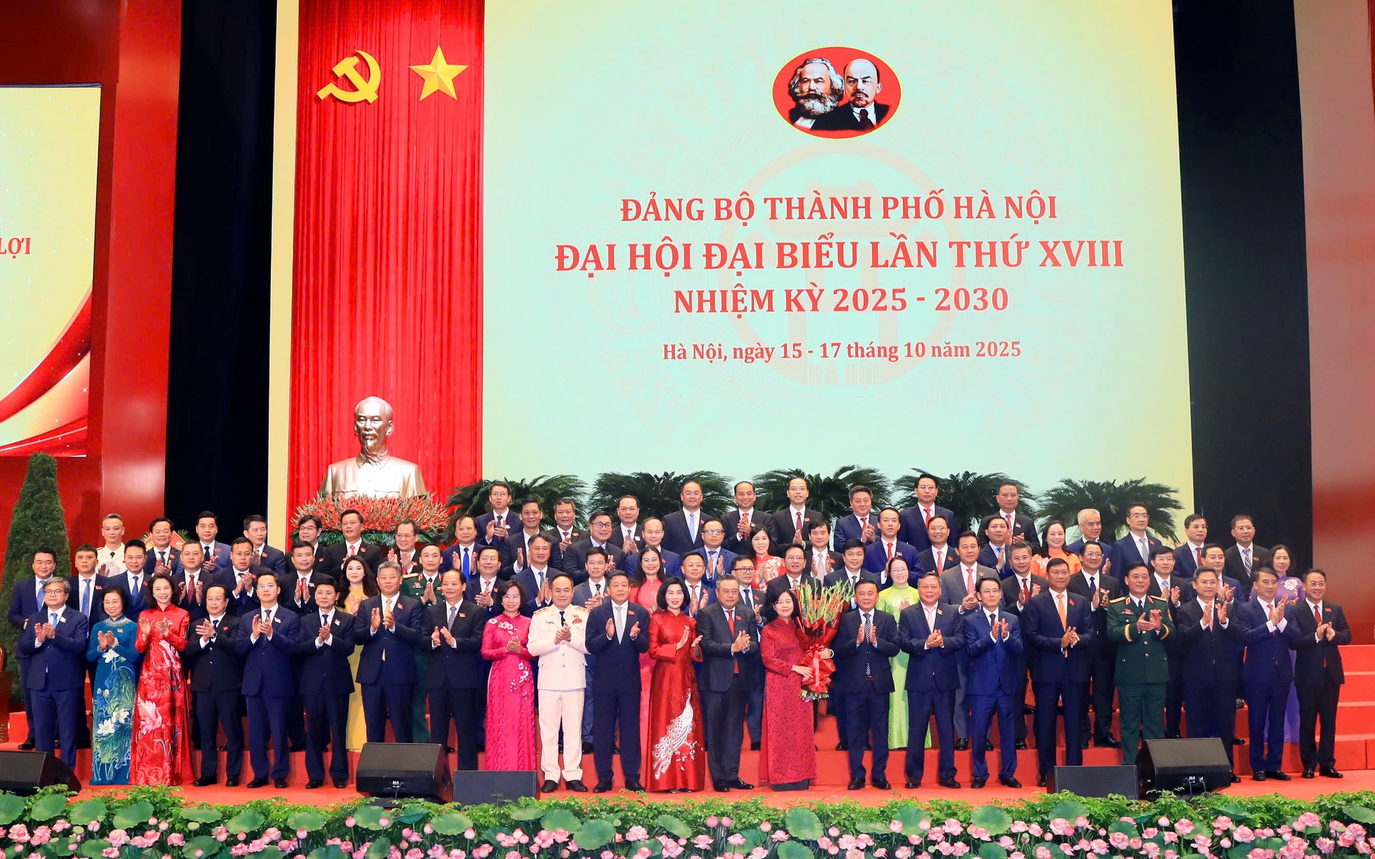Tổng Bí thư Tô Lâm tặng hoa chúc mừng Ban Chấp hành Đảng bộ Thành phố khóa XVIII, nhiệm kỳ 2025-2030