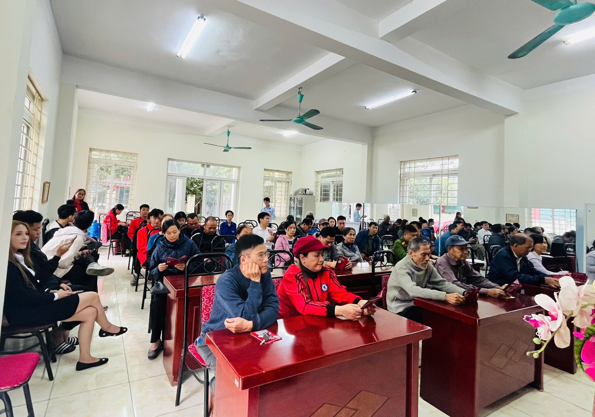 Phường Tây Tựu tổ chức điểm "Bình dân học vụ số lưu động" tại nhà văn hóa tổ dân phố Hạ 9- Ảnh 1.