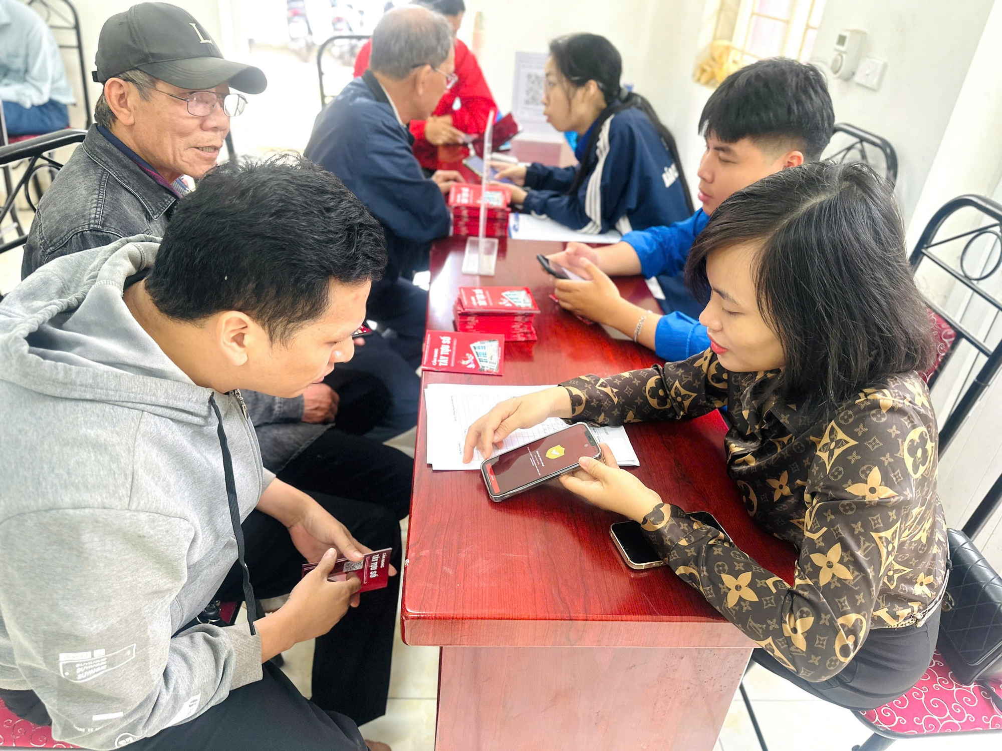 Phường Tây Tựu tổ chức điểm "Bình dân học vụ số lưu động" tại nhà văn hóa tổ dân phố Hạ 9- Ảnh 2.