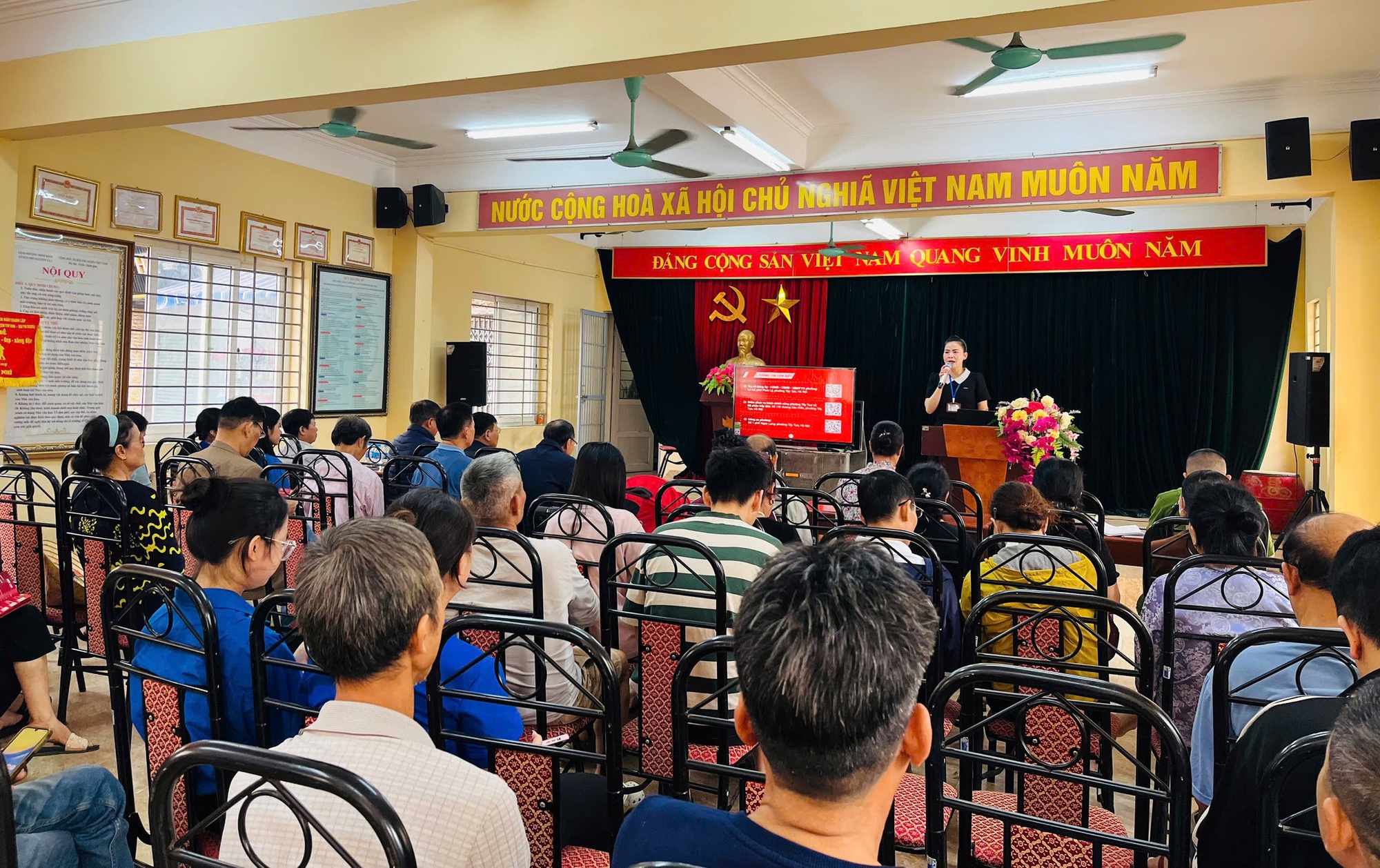 Tây Tựu: “Ngày Chủ nhật số” - Hơn 200 người dân được hỗ trợ sử dụng dịch vụ công trực tuyến- Ảnh 1.