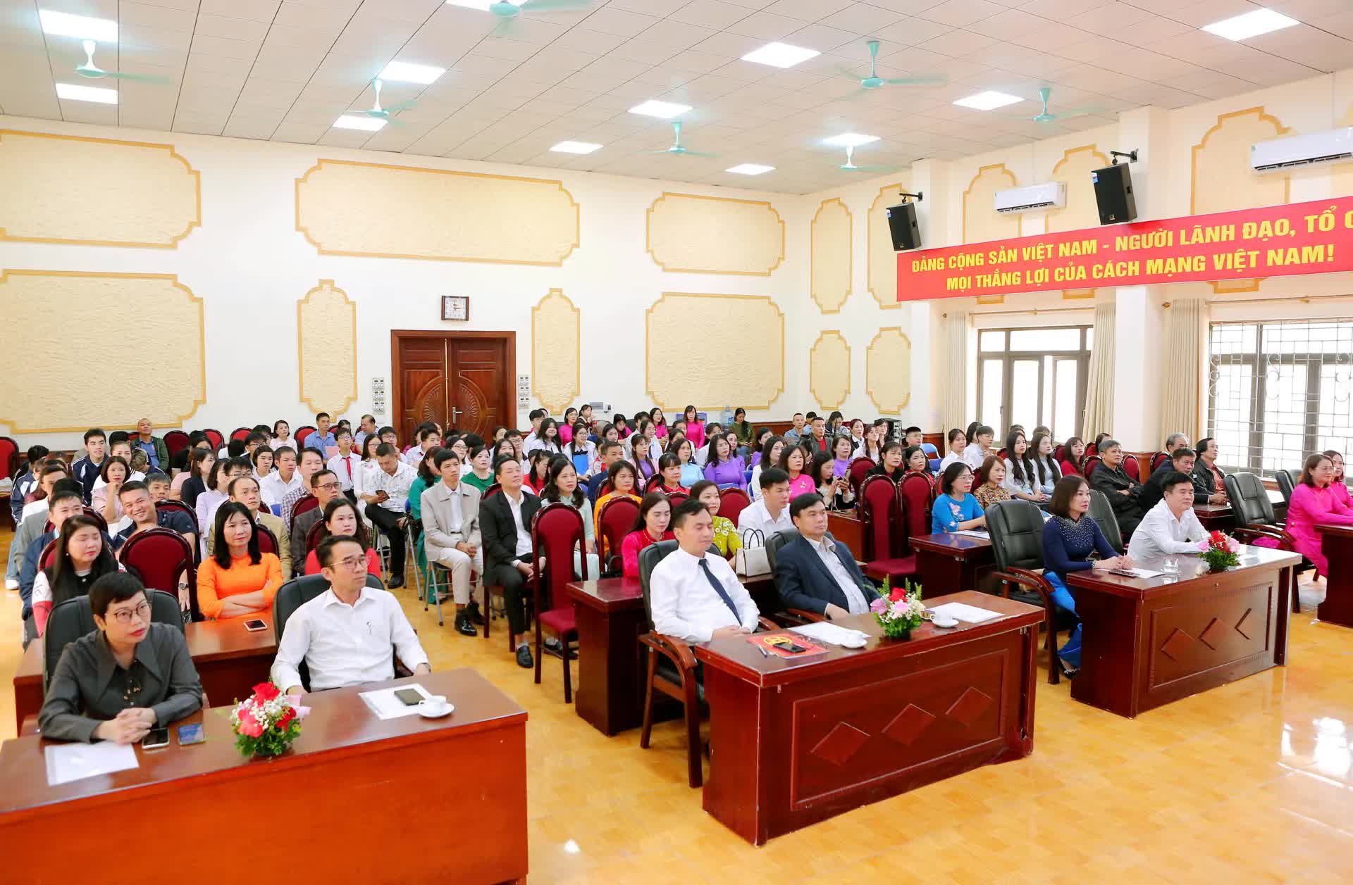 Xã Ngọc Hồi: Tuyên dương, khen thưởng 85 tập thể, cá nhân có thành tích xuất sắc trong năm học 2024 - 2025- Ảnh 1.