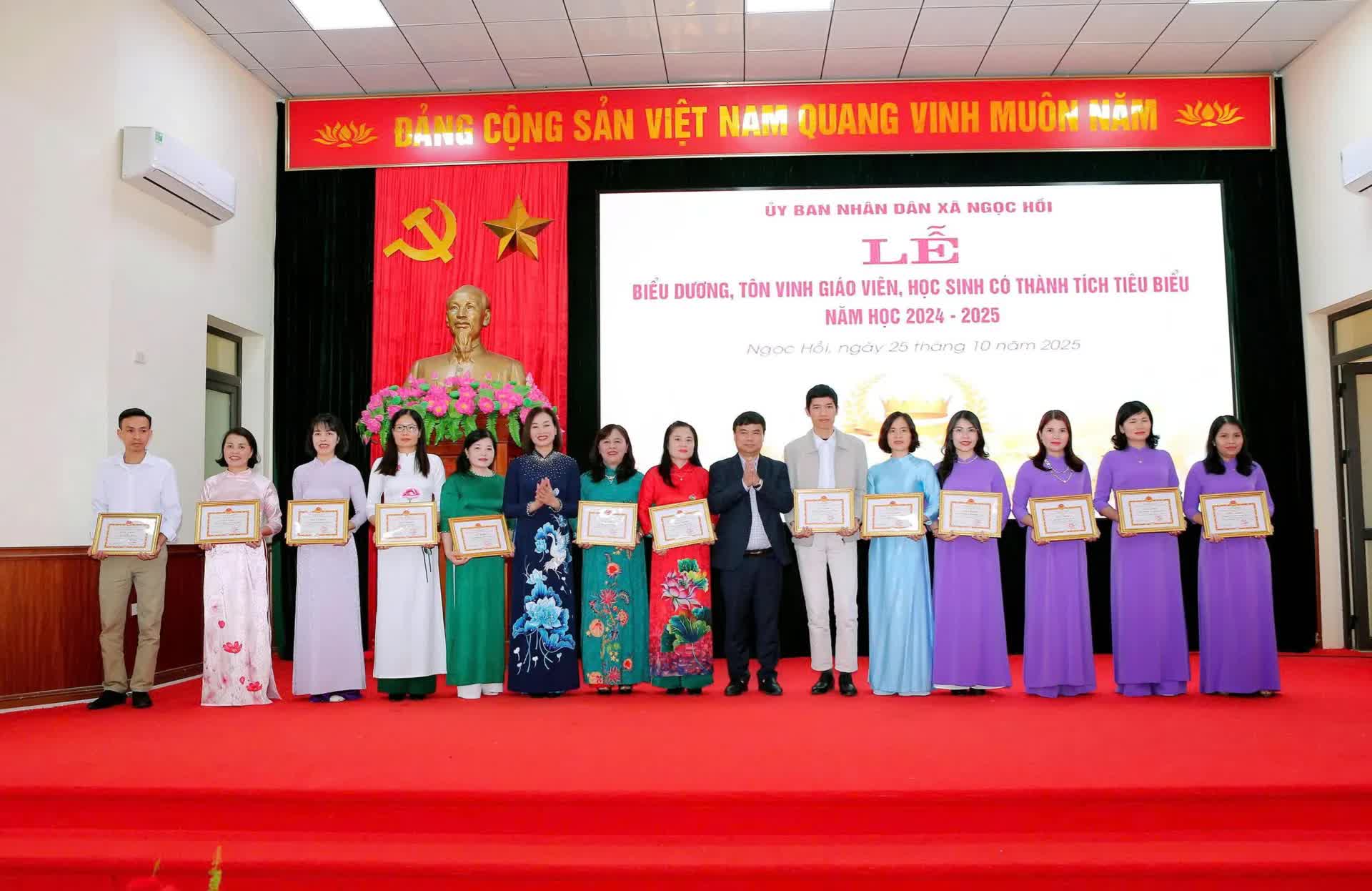 Xã Ngọc Hồi: Tuyên dương, khen thưởng 85 tập thể, cá nhân có thành tích xuất sắc trong năm học 2024 - 2025- Ảnh 4.