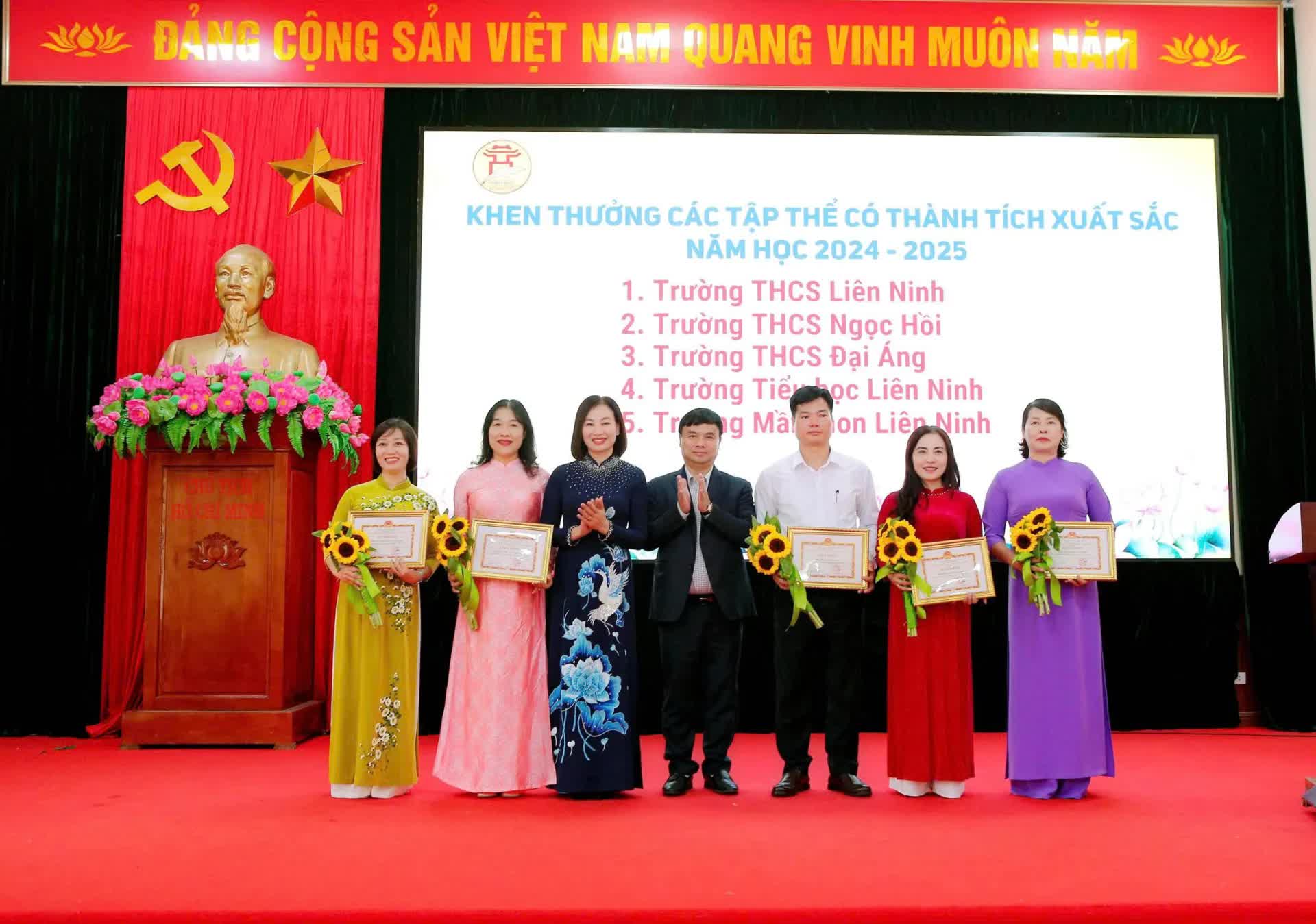 Xã Ngọc Hồi: Tuyên dương, khen thưởng 85 tập thể, cá nhân có thành tích xuất sắc trong năm học 2024 - 2025- Ảnh 3.