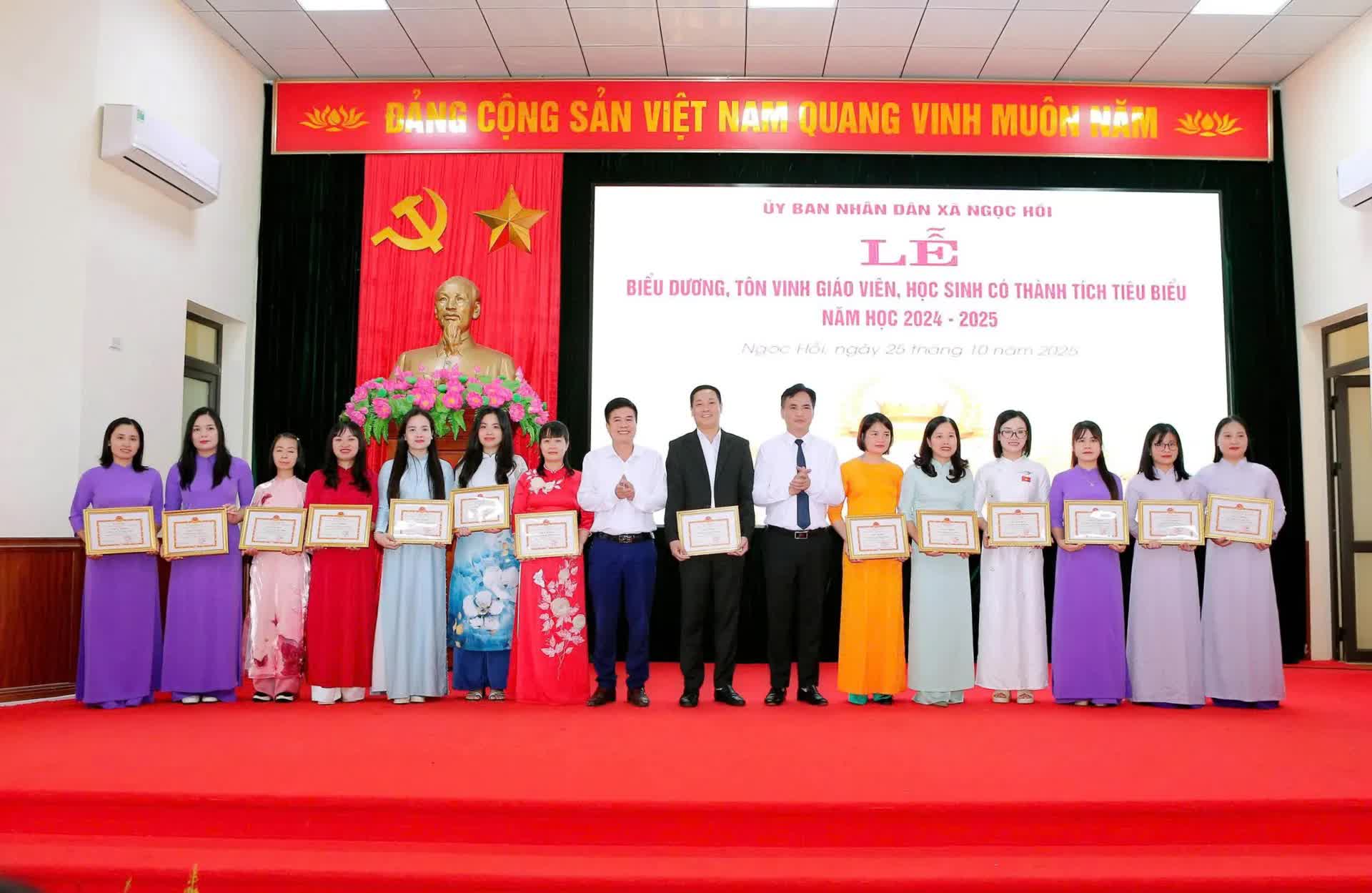 Xã Ngọc Hồi: Tuyên dương, khen thưởng 85 tập thể, cá nhân có thành tích xuất sắc trong năm học 2024 - 2025- Ảnh 5.