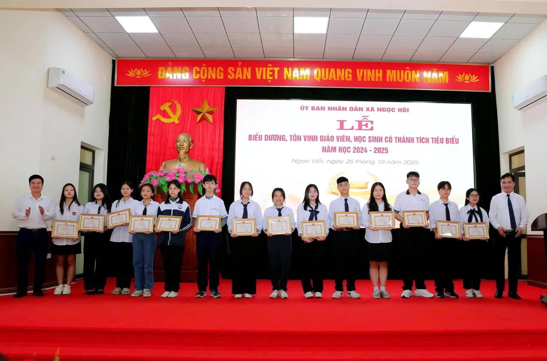 Xã Ngọc Hồi: Tuyên dương, khen thưởng 85 tập thể, cá nhân có thành tích xuất sắc trong năm học 2024 - 2025- Ảnh 8.