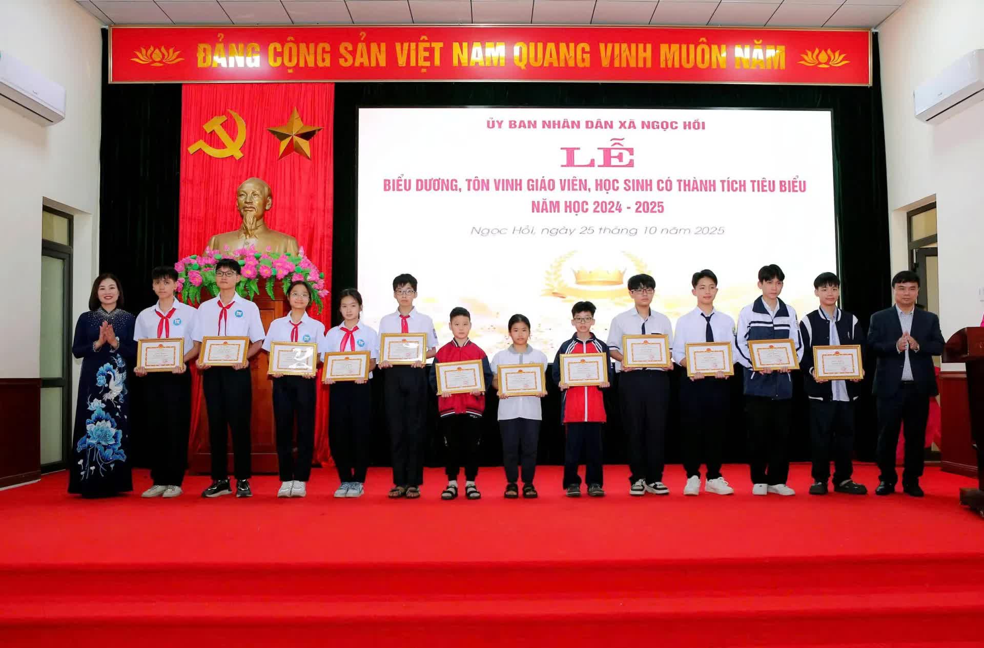 Xã Ngọc Hồi: Tuyên dương, khen thưởng 85 tập thể, cá nhân có thành tích xuất sắc trong năm học 2024 - 2025- Ảnh 7.
