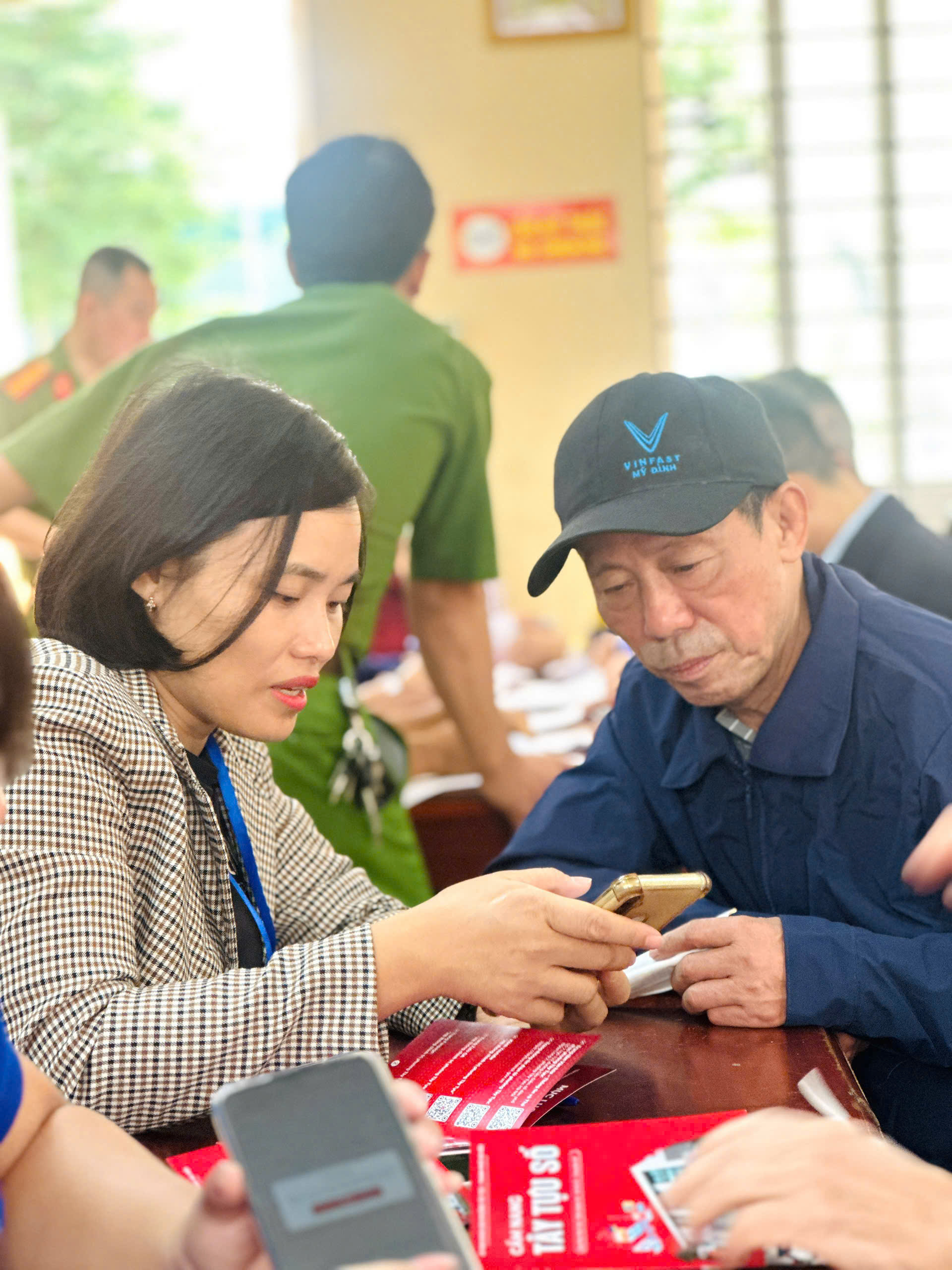 Tây Tựu: “Ngày Chủ nhật số” - Hơn 200 người dân được hỗ trợ sử dụng dịch vụ công trực tuyến- Ảnh 2.