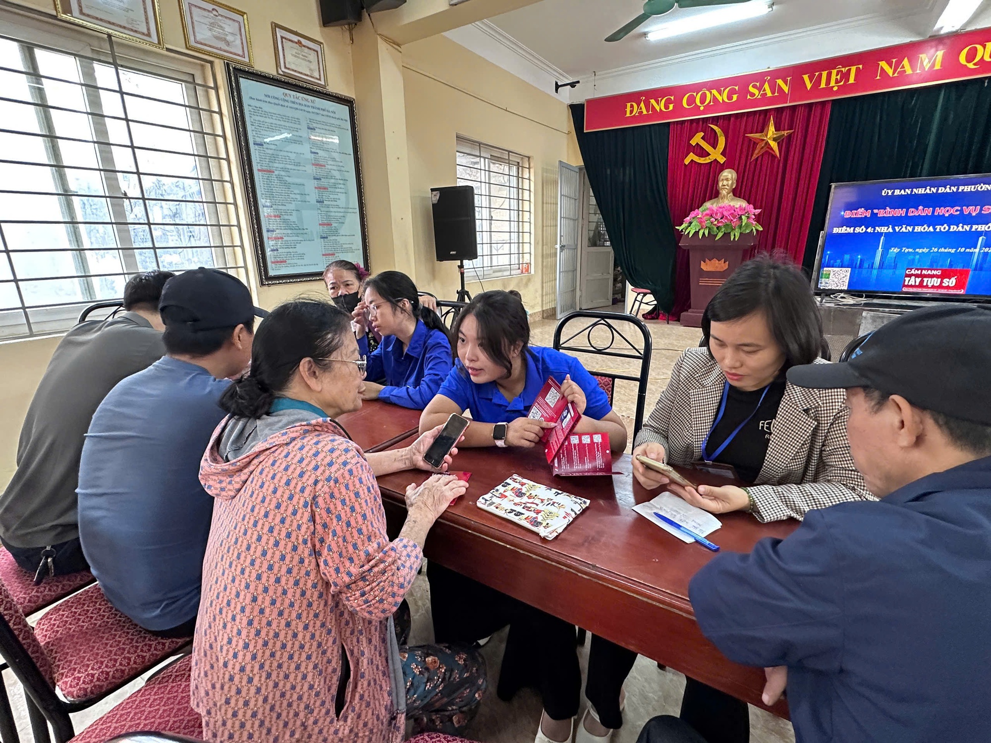 Tây Tựu: “Ngày Chủ nhật số” - Hơn 200 người dân được hỗ trợ sử dụng dịch vụ công trực tuyến- Ảnh 3.