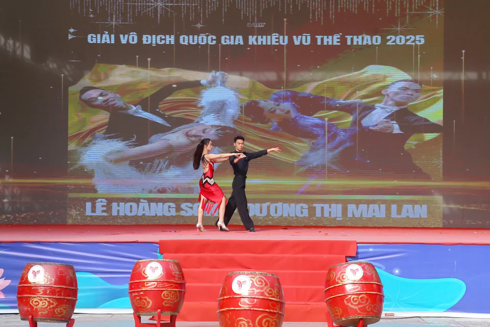 Hàng trăm vận động viên tham gia tranh tài tại Đại hội Thể dục Thể thao phường Hai Bà Trưng- Ảnh 8.